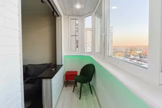 Отделка рейками эркерного балкона с утеплением