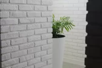 Отделка П-образного балкона искусственным камнем с утеплением