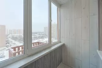 Объединение кухни с балконом: отделка ламинатом под ключ