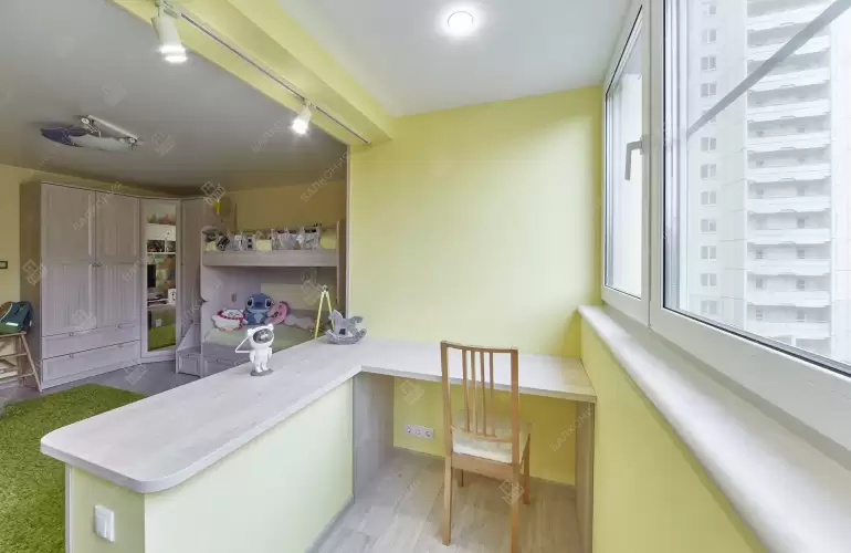 Отделка П-образного балкона искусственным камнем с утеплением